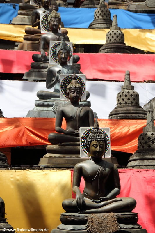 Meditierende Buddha-Figuren
