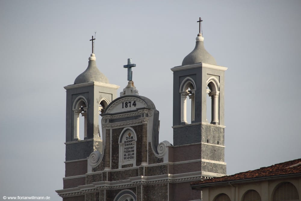 Kirche im Stadtnebel