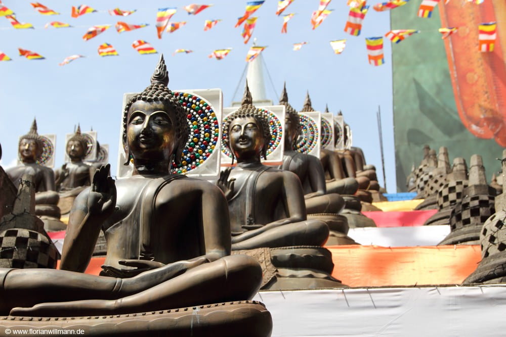 Tempelaltar mit Buddha-Figuren