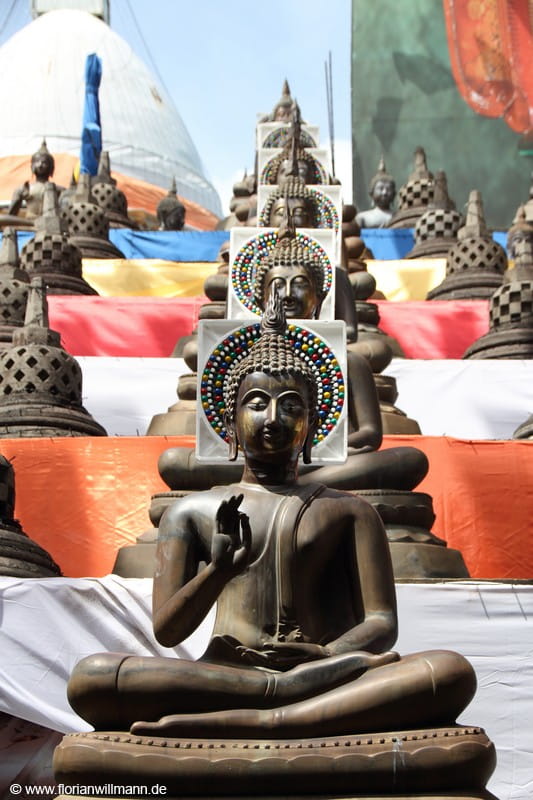 Buddha-Figur mit Fahnen