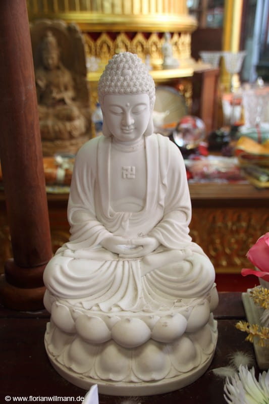 Weiße Buddha-Statue