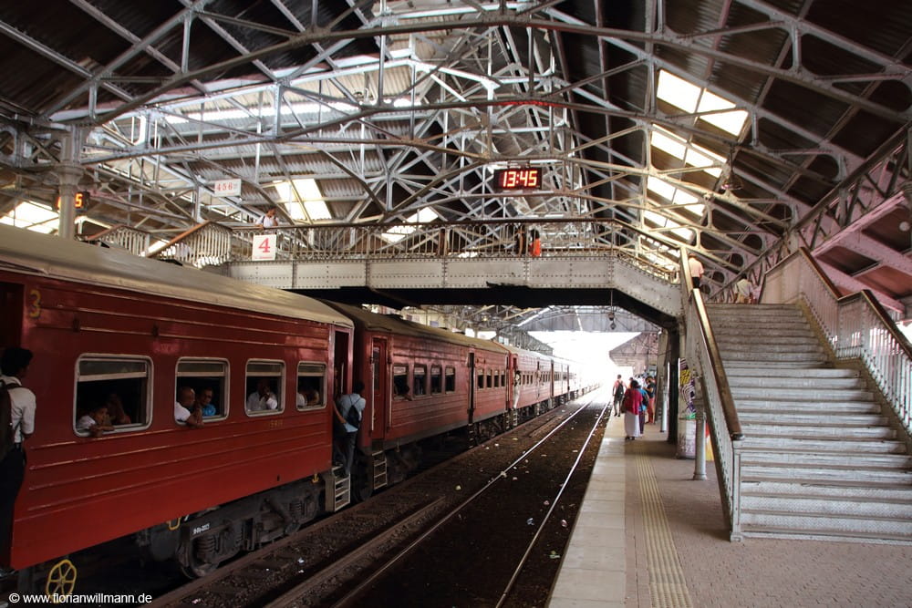 Roter Zug am Bahnsteig