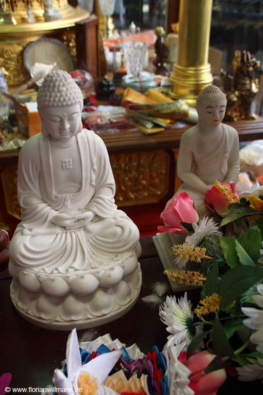 Weiße Figuren mit Blumen