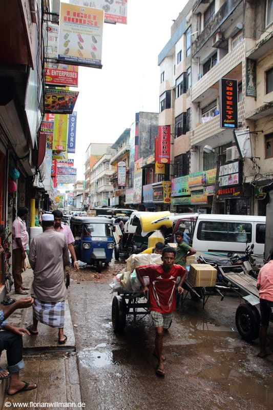 Gasse mit Tuk-Tuks