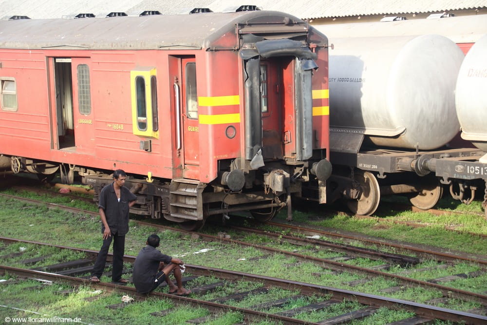 Roter Waggon am Gleis