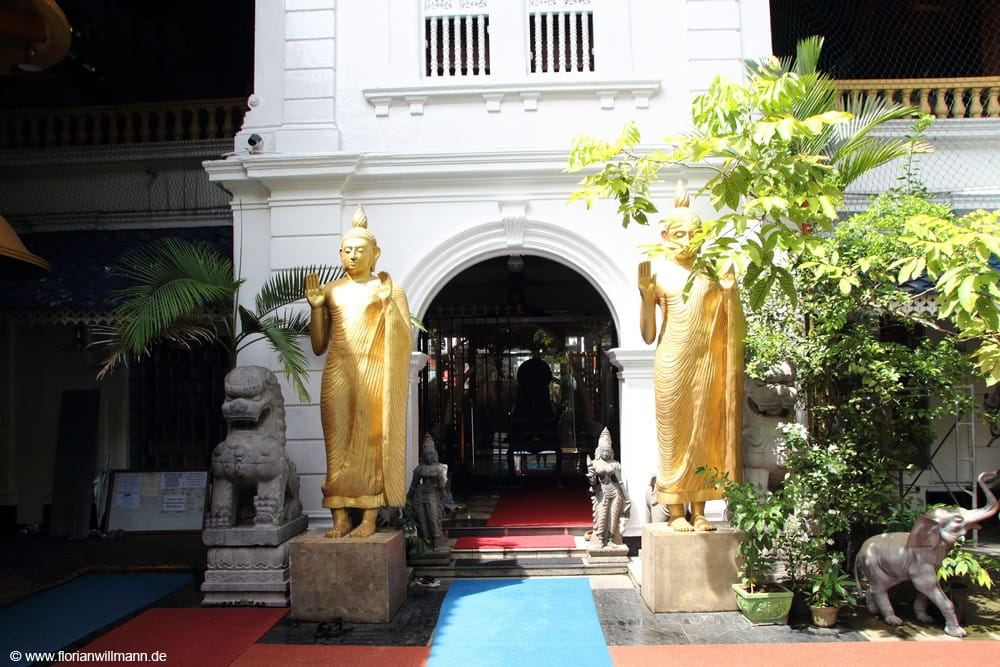 Tempeleingang mit goldenen Figuren