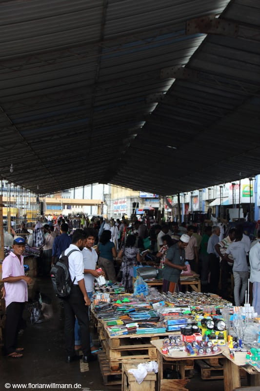 Markthalle mit Verkaufsständen