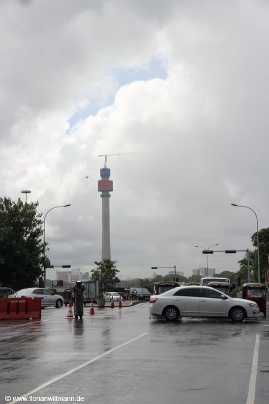 Lotus Tower im Regen