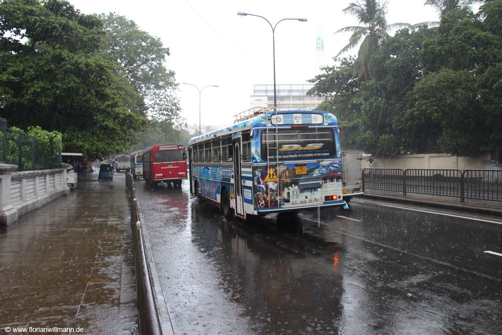 Busfahrt durch nasse Straßen