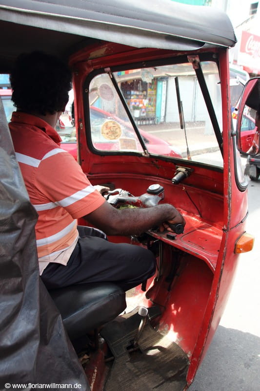 Tuk-Tuk-Fahrer im roten Fahrzeug