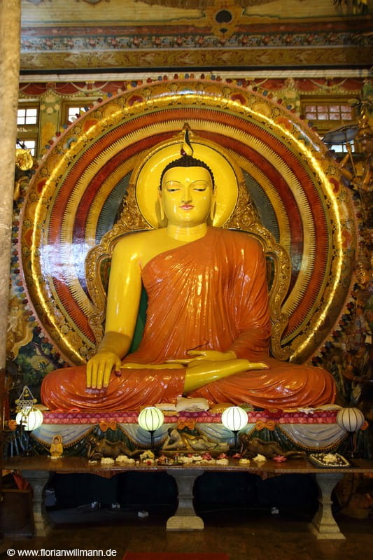 Leuchtender Buddha-Schrein
