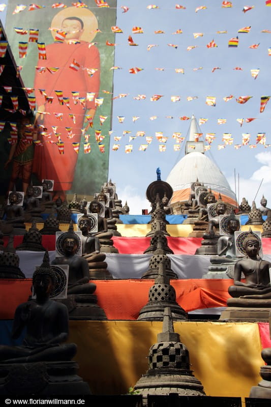 Buddha-Altar mit Fahnen