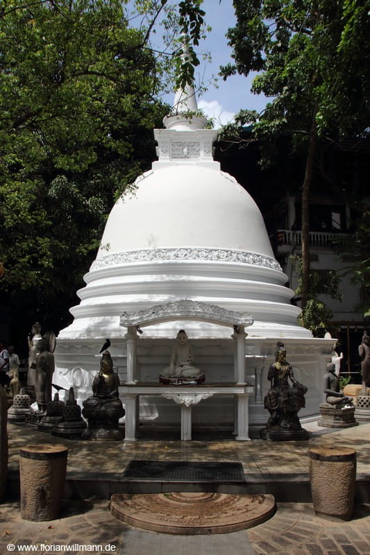 Weiße Stupa im Garten