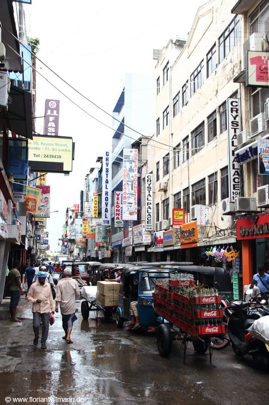 Stadtgasse mit Tuk-Tuk
