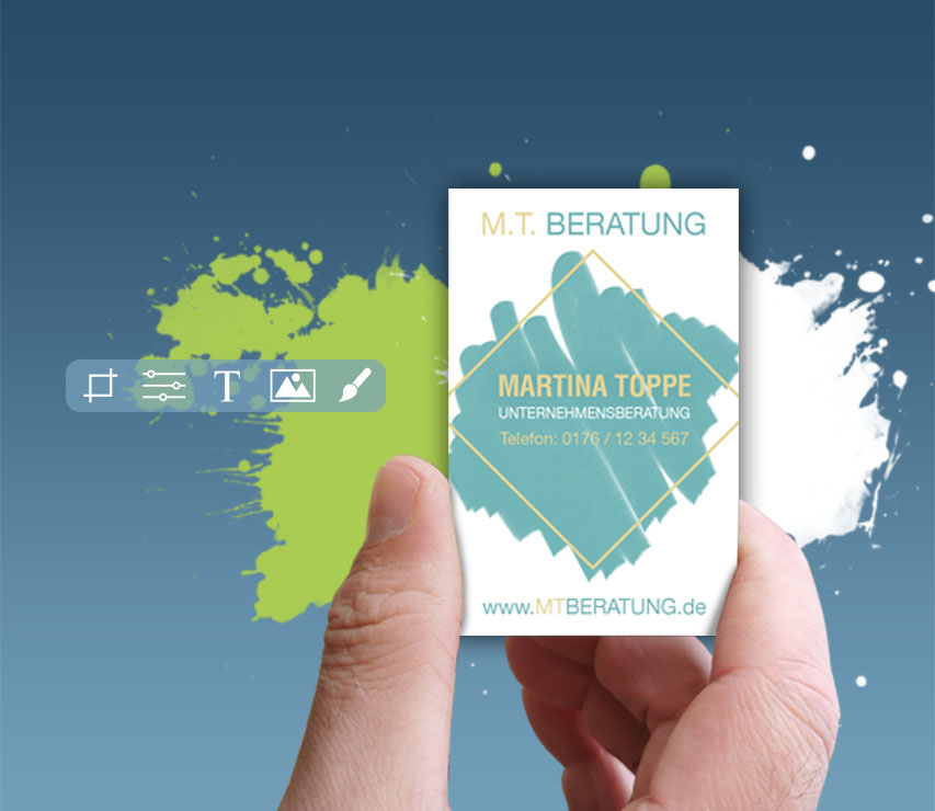 Eine Hand hält eine Visitenkarte hoch