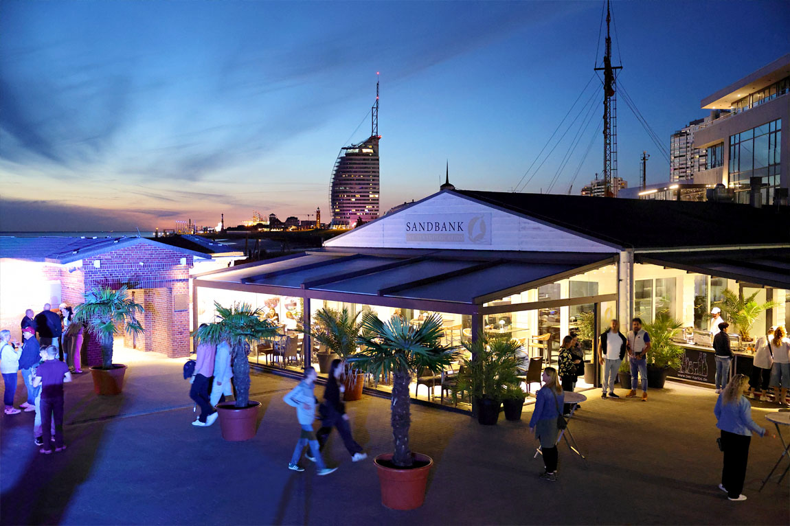 Nachtaufnahme vom Innenhof im Weser-Strandbad Bremerhaven