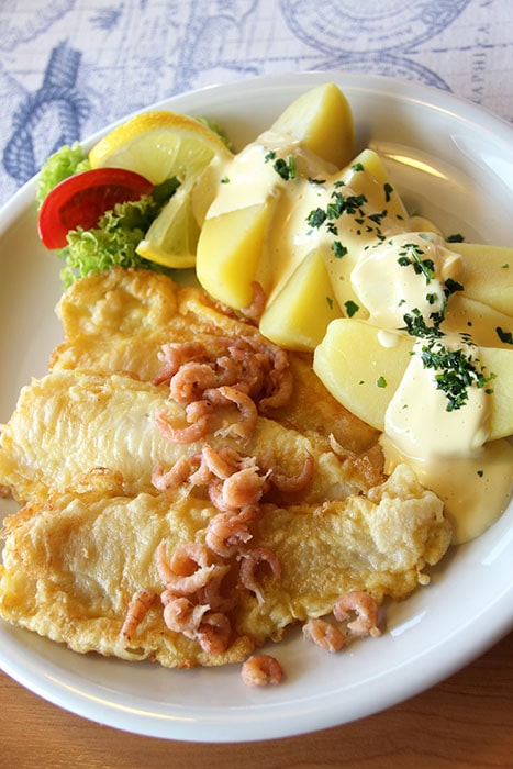 Omlet, Kartoffeln mit Shrimps schön angerichtet