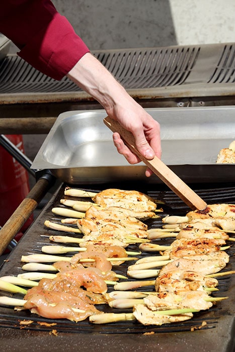 Hähnchen und Spargel auf einem Grill