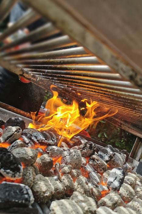 Glühende Grillkohle, die aus den Flammen kommt