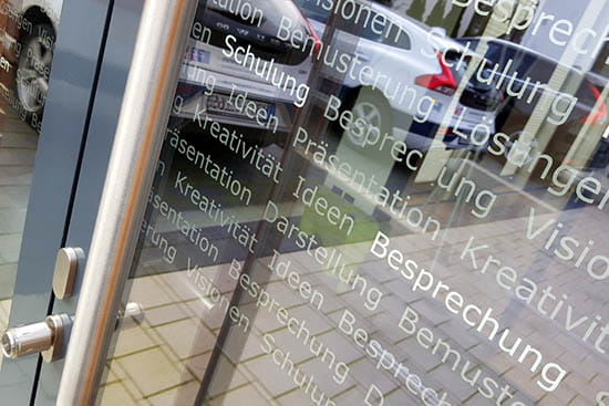 Schriftelemente auf Glasfläche
