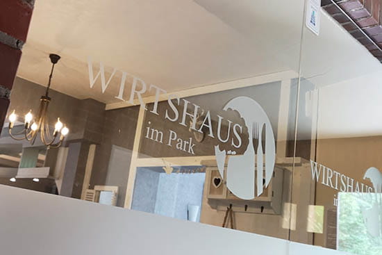 Glasdekor Wirtshaus im Park