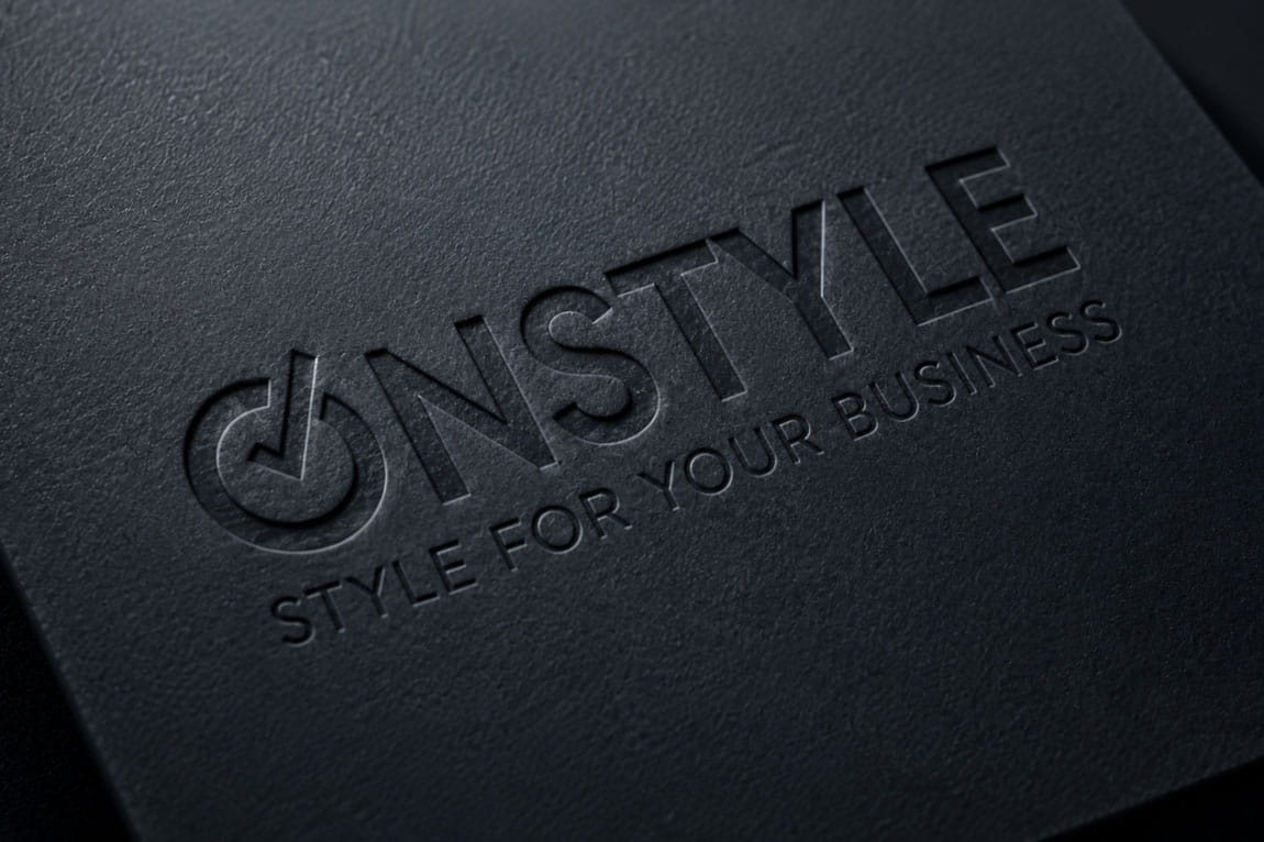 ONSTYLE Logo als Prägung auf dunklem Papier